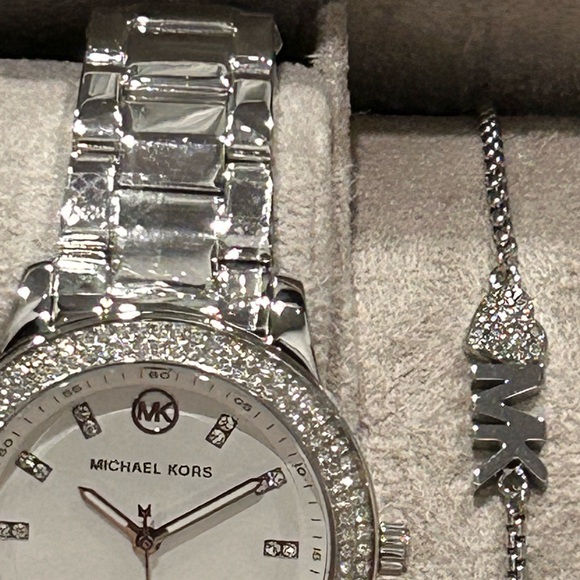 NWT!! MICHAEL KORS Mini Tibby Pavé Silver-Tone Watch and Bracelet Gift Set - Picture 7 of 8